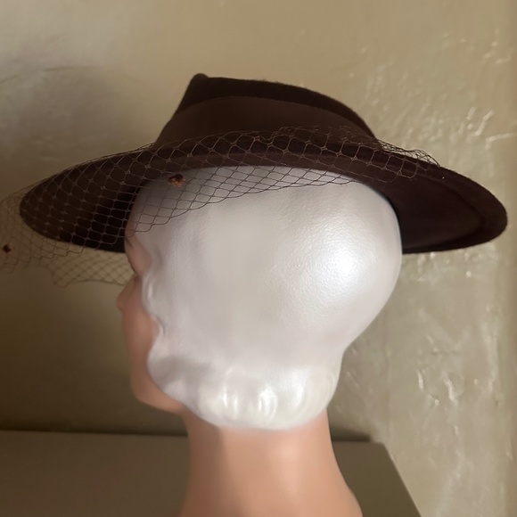 DELIGHTFUL VINTAGE BROWN FELT FEDORA WITH FOLDED CROWN AND HALF DOTTED VEIL main image 5